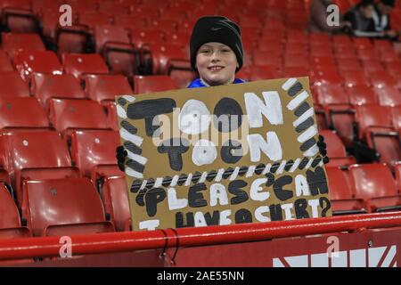 5. Dezember 2019, Bramall Lane, Sheffield, England; Premier League, Sheffield United v Newcastle United: ein junger Newcastle fan hält ein Schild in der Hoffnung ein Hemd aus einem der Newcastle Spieler Credit: Mark Cosgrove/News Bilder Stockfoto