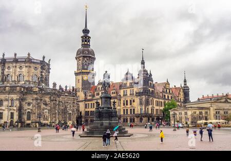 König Johann von Sachsen Monument Kathedrale und die Burg Theaterplatz Dresden Dresden Sachsen Deutschland. Stockfoto