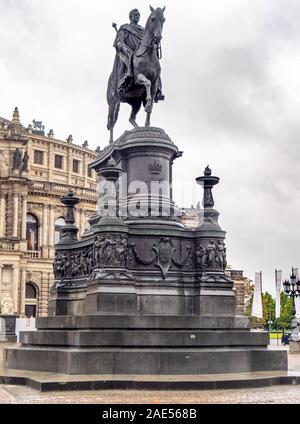 Johann von Sachsen Denkmal equestrian Skulptur König Johann auf einem Pferd in Theaterplatz Dresden Sachsen Deutschland. Stockfoto