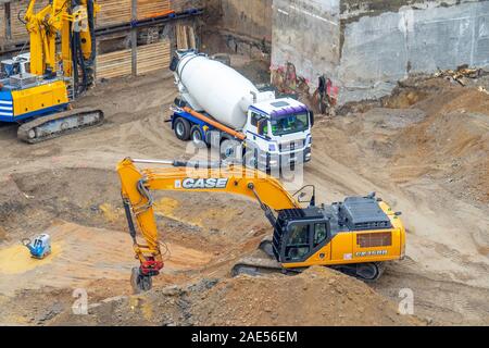 Bagger, piledriver, Verdichter und Betonmischer Lkw in einer Baustelle im Zentrum von Dresden Sachsen Deutschland. Stockfoto