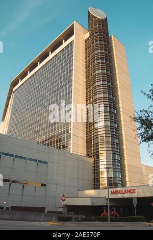 ORLANDO, Florida - Nov 11, 2019: Advent Gesundheit Krankenhaus Hauptgebäude und Not-Eingang. Stockfoto