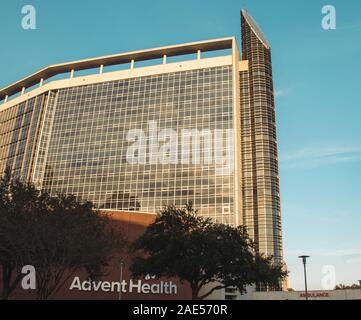 ORLANDO, Florida - Nov 11, 2019: Advent Gesundheit Krankenhaus auf dem Hauptgebäude. Stockfoto