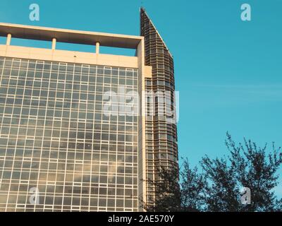 ORLANDO, Florida - Nov 11, 2019: Advent Gesundheit Krankenhaus. Hohes Hauptgebäude. Stockfoto