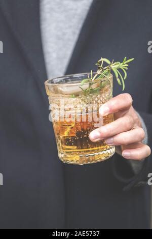 Hand mit einem Gin cocktail Stockfoto