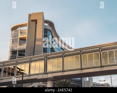 ORLANDO, Florida - Nov 11, 2019: Advent Gesundheit Krankenhaus mit moderner Architektur Gebäude und Gehweg. Stockfoto