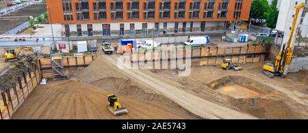 Bulldozer und Piledriver in einem Baugelände in Mittel-Dresden Sachsen Deutschland. Stockfoto