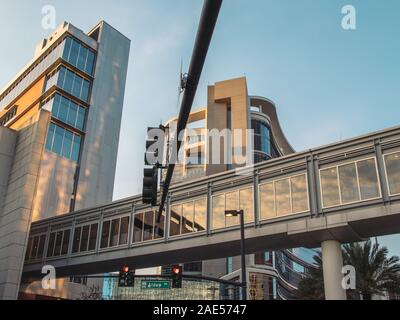 ORLANDO, Florida - Nov 11, 2019: Advent Gesundheit Krankenhaus mit modernen Arhitektur medizinische Büros und Gehweg. Stockfoto