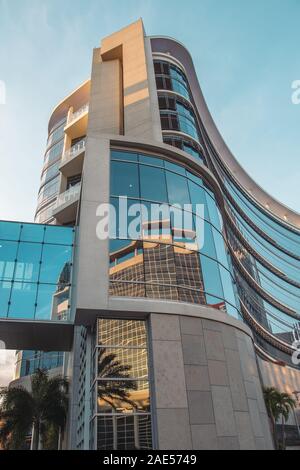 ORLANDO, Florida - Nov 11, 2019: Advent Gesundheit Krankenhaus Fenster Reflexion des Hauptgebäudes in einem angrenzenden Gebäude. Stockfoto