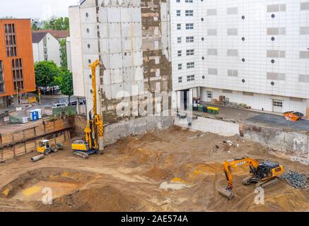 Bagger und Lotsenfluss in einem Baugelände in Mittel-Dresden Sachsen Deutschland. Stockfoto