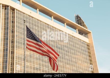 ORLANDO, Florida - Nov 11, 2019: Advent Gesundheit Krankenhaus Hauptgebäude mit amerikanischer Flagge. Stockfoto