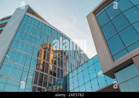 ORLANDO, Florida - Nov 11, 2019: Advent Gesundheit Krankenhaus. Medizinische Büros mit moderner Architektur und reflektierenden Fenstern. Stockfoto