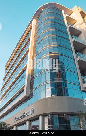 ORLANDO, Florida - Nov 11, 2019: Advent Gesundheit Krankenhaus. Modernes Gebäude in der Stillzeit Zentrum bei Sonnenuntergang. Stockfoto