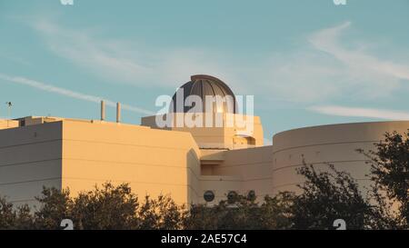 ORLANDO, Florida - Nov 11, 2019: Rückansicht des Observatoriums auf dem Stand der Technik Orlando Science Center. Stockfoto