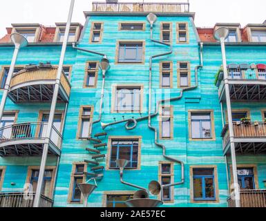 Kunsthof Passage Innenhof der Elemente Gesang oder musikalischen Abflussrohre in Neustadt Dresden Sachsen Deutschland. Stockfoto