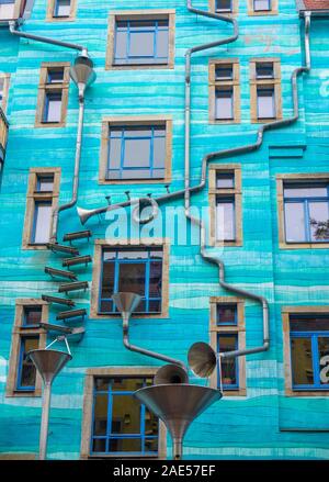 Kunsthof Passage Innenhof der Elemente Gesang oder musikalischen Abflussrohre in Neustadt Dresden Sachsen Deutschland. Stockfoto