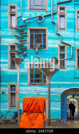 Kunsthof Passage Innenhof der Elemente Gesang oder musikalischen Abflussrohre in Neustadt Dresden Sachsen Deutschland. Stockfoto