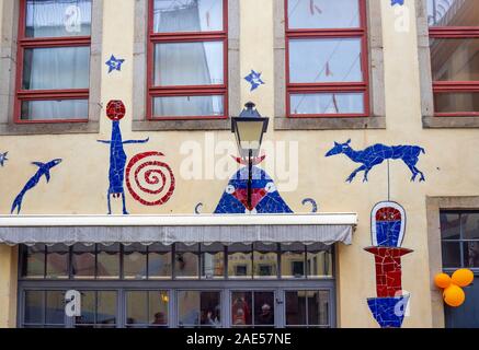 Kunsthof Passage Innenhof der mythischen Geschöpfe mit Sgraffiti und Mosaiken an den Wänden Neustadt Dresden Sachsen Deutschland. Stockfoto