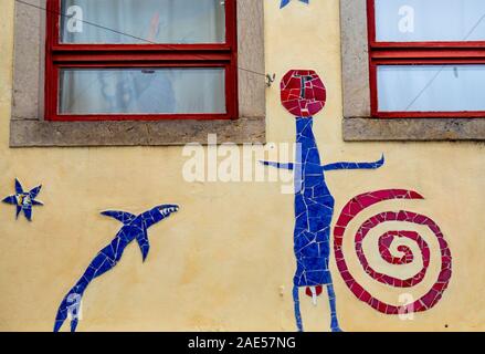 Kunsthof Passage Innenhof der mythischen Geschöpfe mit Sgraffiti und Mosaiken an den Wänden Neustadt Dresden Sachsen Deutschland. Stockfoto