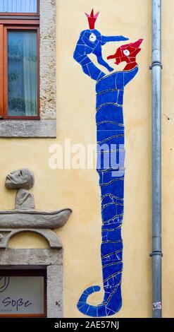 Kunsthof Passage Innenhof der mythischen Geschöpfe mit Sgraffiti und Mosaiken an den Wänden Neustadt Dresden Sachsen Deutschland. Stockfoto