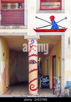 Kunsthof Passage Innenhof der mythischen Geschöpfe mit Sgraffiti und Mosaiken an den Wänden Neustadt Dresden Sachsen Deutschland. Stockfoto