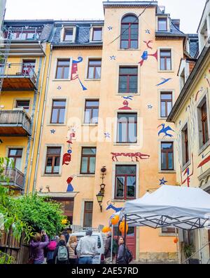 Kunsthof Passage Innenhof der mythischen Geschöpfe mit Sgraffiti und Mosaiken an den Wänden Neustadt Dresden Sachsen Deutschland. Stockfoto