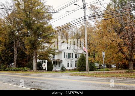 Dorset, Vermont - Oktober 1., 2019: Bed and Breakfast durch Laub auf einem kalten umgeben, Herbst Tag im Neu-England Stadt Dorset. Stockfoto