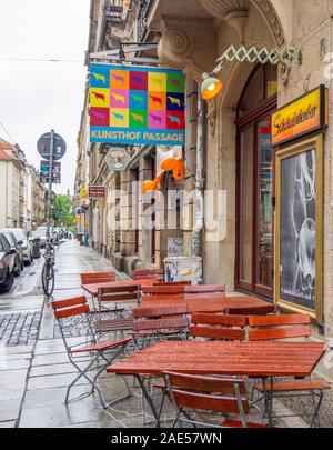 Zeichen für Eingang zu Kunsthof Passage aus Alaunstrasse in Neustadt Dresden Sachsen Deutschland. Stockfoto