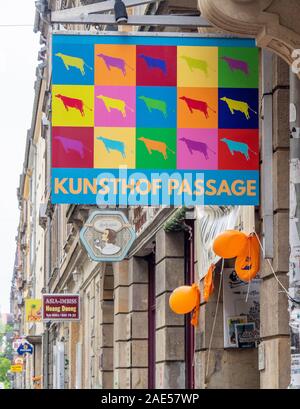 Zeichen für Eingang zu Kunsthof Passage aus Alaunstrasse in Neustadt Dresden Sachsen Deutschland. Stockfoto