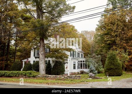 Dorset, Vermont - Oktober 1., 2019: Bed and Breakfast durch Laub auf einem kalten umgeben, Herbst Tag im Neu-England Stadt Dorset. Stockfoto