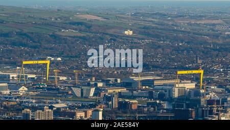 Luftaufnahme von Belfast, in East Belfast, der Harland & Wolff Werft und Titanic Zentrum in Richtung Ackerland und Häuser im County Down. Stockfoto