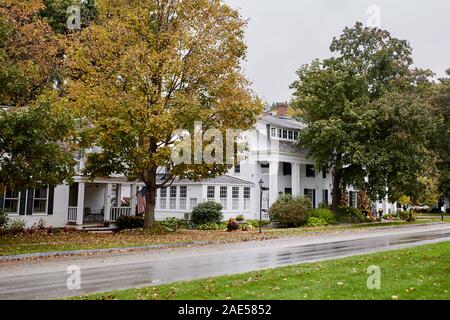 Dorset, Vermont - Oktober 1st, 2019: Schöne historische Nachbarschaft an einem kalten, Herbst Tag im Neu-England Stadt Dorset. Stockfoto