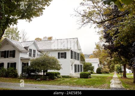 Dorset, Vermont - Oktober 1st, 2019: Schöne historische Nachbarschaft an einem kalten, Herbst Tag im Neu-England Stadt Dorset. Stockfoto