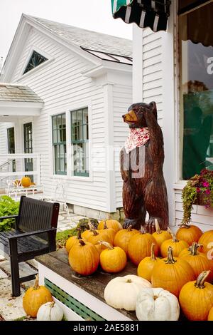 Dorset, Vermont - Oktober 1st, 2019: Außen von Dorset Union Store mit saisonalen Herbst Kürbisse und eine aus Holz geschnitzte Bär dekoriert Stockfoto