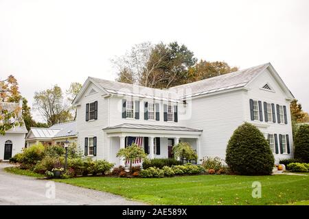 Dorset, Vermont - Oktober 1st, 2019: Schöne historische Nachbarschaft an einem kalten, Herbst Tag im Neu-England Stadt Dorset. Stockfoto