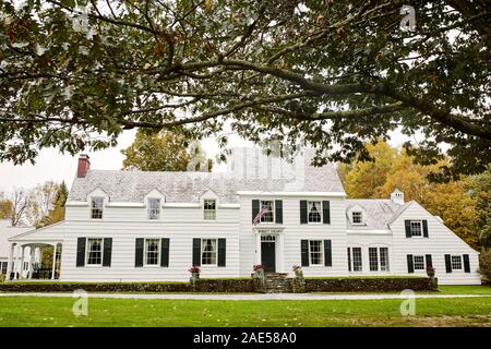 Dorset, Vermont - Oktober 1st, 2019: Außen von Dorset Colony House an einem kalten, Herbst Tag im Neu-England Stadt Dorset. Stockfoto