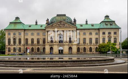 Großen Teich vor der japanischen Palast Museum für Völkerkunde Dresden Innere Neustadt Dresden Sachsen Deutschland. Stockfoto