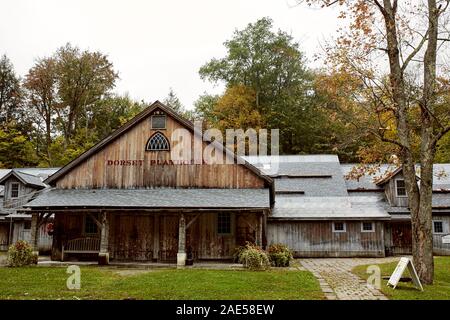 Dorset, Vermont - Oktober 1., 2019: Holz außen Dorset Playhouse an einem kalten, Herbst Tag im Neu-England Stadt Dorset. Stockfoto