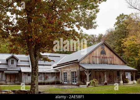 Dorset, Vermont - Oktober 1., 2019: Holz außen Dorset Playhouse an einem kalten, Herbst Tag im Neu-England Stadt Dorset. Stockfoto