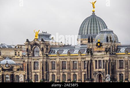 Stein und golden vergoldeten Statuen auf der Haube und Dach der Akademie der Bildenden Künste Altstadt Dresden Sachsen Deutschland. Stockfoto