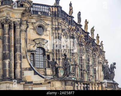 Steinstatuen an Seite und Dach des Doms der Katholischen Hofkirche Altstadt Dresden Sachsen Deutschland. Stockfoto