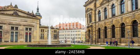 Brunnen auf dem Theaterplatz umgeben von Zwinger und Schinkelwache, und Hotel Taschenbergpalais Kempinski im Hintergrund Altstadt Dresden Sachsen Deutschland. Stockfoto