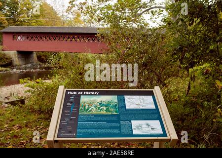 Bennington, Vermont - Oktober 1., 2019: Zeichen mit Blick auf Burt Henry Covered Bridge an einem kalten, Herbst Tag im Neu-England Stadt von Bennington Stockfoto