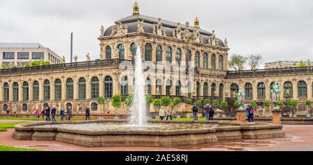 Touristen und Brunnen vor der Dresdener Porzellansammlung, Museum für Porzellansammlung Dresden in der Zwinger Altstadt Dresden Sachsen Deutsch Stockfoto