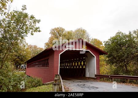 Burt Henry Covered Bridge an einem kalten, Herbst Tag im Neu-England Stadt von Bennington, Vermont Stockfoto