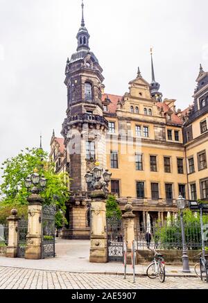 Merkmale des Uhrturms und des Gebäudes der Dresdner Burg Altstadt Dresden Sachsen Deutschland im Stil der Renaissance und des Barock. Stockfoto
