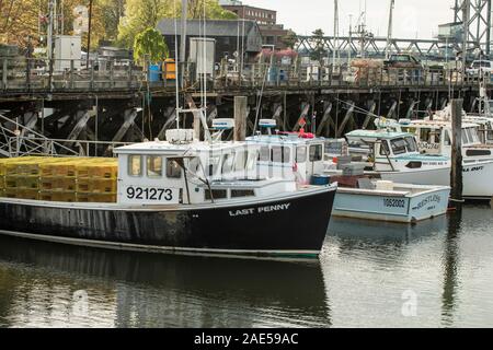Boote am Pier in Portsmouth, NH. Kommerzielle Pier Stockfoto