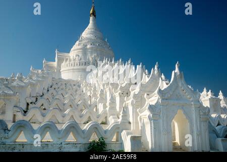 Hsinbyume Pagode, einem weiß getünchten, kreisförmige buddhistischen Tempel in Mingun Township in der Nähe von Mandalay, Myanmar (ehemals Birma) Stockfoto