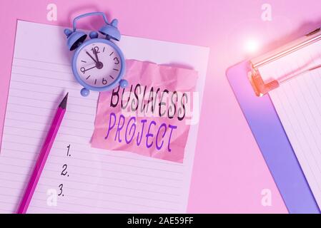 Handschrift Text schreiben Business Projekt. Konzeptionelle Foto geplanten Satz miteinander verwandter Aufgaben im Laufe der Zeit Papier Hinweis Zwischenablage penc ausgeführt werden. Stockfoto