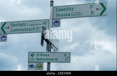 Schilder für verschiedene Radwege, einschließlich der Elbe-Radroute. Stockfoto