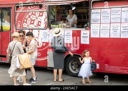 Trailer für mobile Lebensmittel auf einem Markt in Avalon Beach, Sydney, Australien Stockfoto